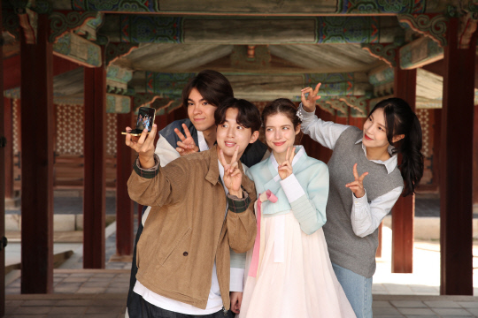 국내외 관광객들이 12일 서울 창경궁에서 대한민국 전통문화와 연계한 '갤럭시 AI'의 다양한 기능을 체험하고 있다. 삼성전자 제공